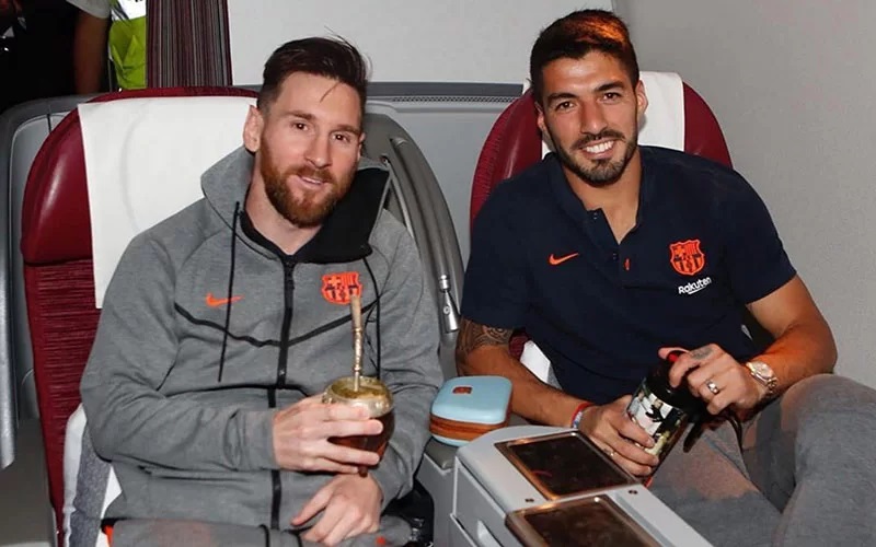 Cầu thủ nổi tiếng - Messi (trái) - cầm trong tay một cốc trà mate